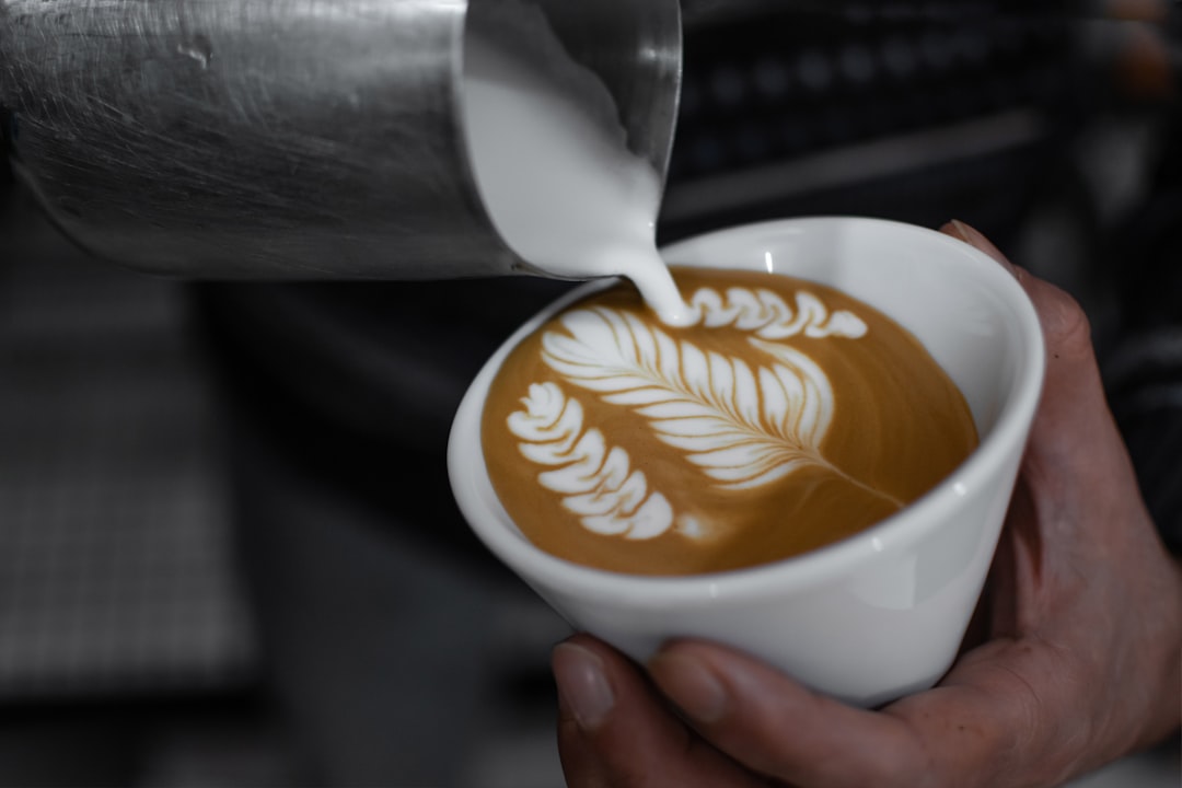 Barista FOW Coffee menuang latte art