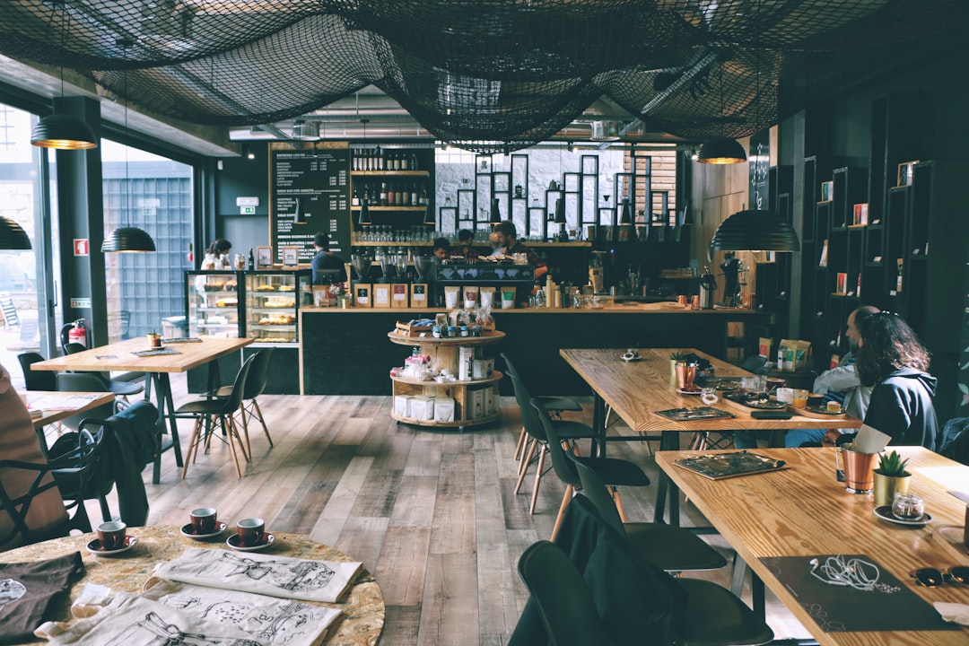Suasana hangat interior FOW Coffee
